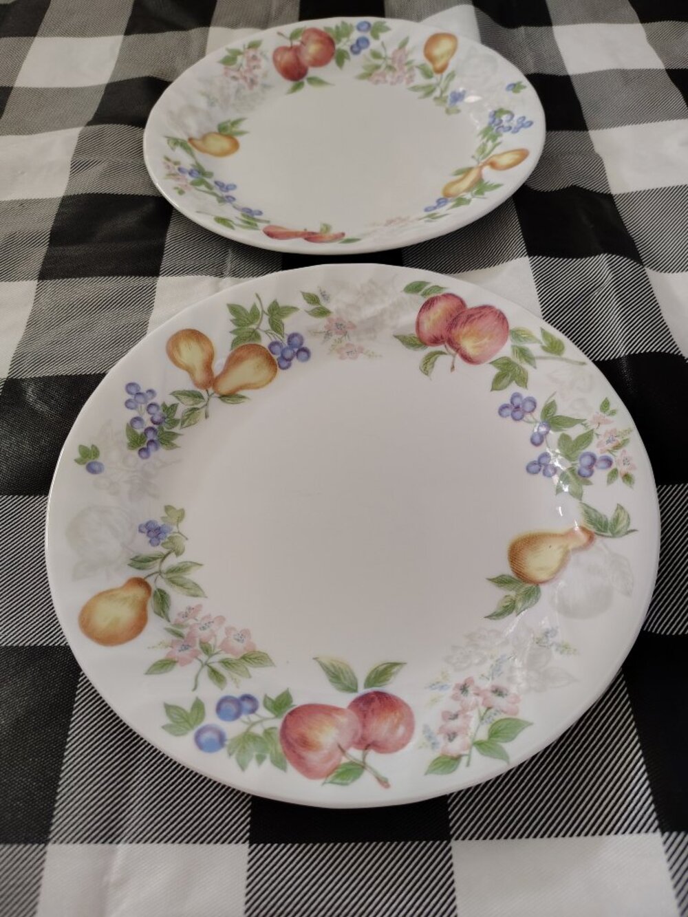 2pc Corelle Salad Plate Chutney SWIRL RIM CORNING Fruit Apple Pear Blueberries - Picture 5 of 5